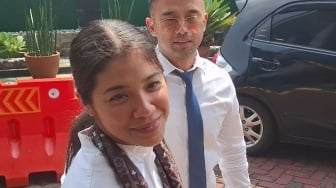 Bawa Rantang Isi Samosa, Momen Haru Franka Franklin Saat Jenguk Nadiem Makarim di Rutan