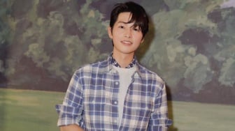 Fashion Pria Anti-Boring! 4 Chic Style Song Joong Ki Buat Daily Look
