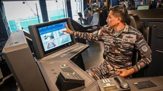 Komandan KRI Brawijaya-320 Kolonel Laut (P) John David Nalasakti Sondakh duduk di dalam anjungan KRI Brawijaya-320 saat berlabuh di Dermaga 107 Tanjung Priok, Jakarta, Senin (8/9/2025). [ANTARA FOTO/Sulthony Hasanuddin/tom]