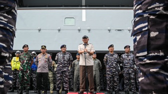 Menteri Pertahanan Sjafrie Sjamsoeddin (ketiga kanan) didampingi Panglima TNI Jendral Agus Subiyanto (kiri), Kepala Staf Angkatan Laut Laksamana TNI Muhammad Ali (ketiga kiri), dan Kapolri Jenderal Pol Listyo Sigit Prabowo (kedua kiri) saat menyambut prajurit di atas KRI Brawijaya-320 yang berlabuh di Dermaga 107 Tanjung Priok, Jakarta, Senin (8/9/2025). [ANTARA FOTO/Sulthony Hasanuddin/tom]