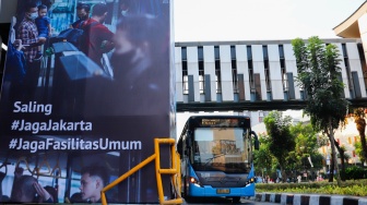 Bus Transjakarta berhenti untuk memuat penumpang di Halte Jaga Jakarta, Senen, Jakarta Pusat, Senin (8/9/2025). [Suara.com/Alfian Winanto]