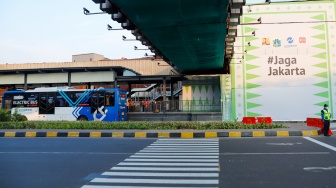 Bus Transjakarta berhenti untuk memuat penumpang di Halte Jaga Jakarta, Senen, Jakarta Pusat, Senin (8/9/2025). [Suara.com/Alfian Winanto]