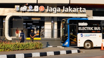 Bus Transjakarta berhenti untuk memuat penumpang di Halte Jaga Jakarta, Senen, Jakarta Pusat, Senin (8/9/2025). [Suara.com/Alfian Winanto]