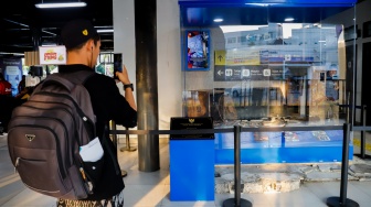 Penumpang melihat instalasi pasca kebakaran di Halte Jaga Jakarta, Senen, Jakarta Pusat, Senin (8/9/2025). [Suara.com/Alfian Winanto]