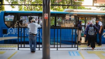 Penumpang meunggu kedatangan bus Transjakarta di Halte Jaga Jakarta, Senen, Jakarta Pusat, Senin (8/9/2025). [Suara.com/Alfian Winanto]