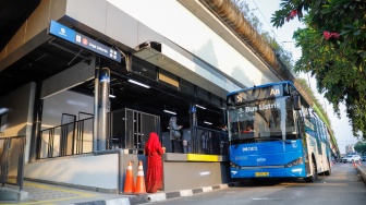 Bus Transjakarta berhenti untuk memuat penumpang di Halte Jaga Jakarta, Senen, Jakarta Pusat, Senin (8/9/2025). [Suara.com/Alfian Winanto]