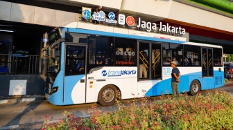 Bus Transjakarta berhenti untuk memuat penumpang di Halte Jaga Jakarta, Senen, Jakarta Pusat, Senin (8/9/2025). [Suara.com/Alfian Winanto]