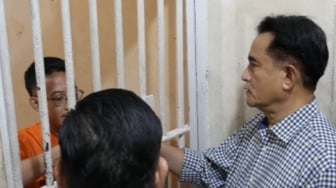 Pamer Besuk Delpedro Marhaen, Menko Yusril Malah Ditantang Tahan Silfester Matutina: Lembek!