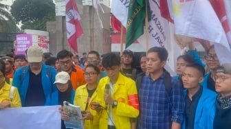 Mahasiswa Geruduk DPR: Ultimatum 17+8 Tuntutan Rakyat Menggema!