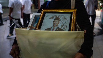 Staf Kemenpora membawa barang pribadi mantan Menteri Pemuda dan Olahraga Dito Ariotedjo dari Kantor Kementerian Pemuda dan Olahraga (Kemenpora) di Jakarta, Senin (8/9/2025). [ANTARA FOTO/Bayu Pratama S/bar]
