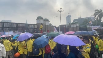 Rakyat Tagih Janji! Aksi di Depan DPR RI Tuntut Pembebasan Demonstran dan Realisasi Paket 17+8
