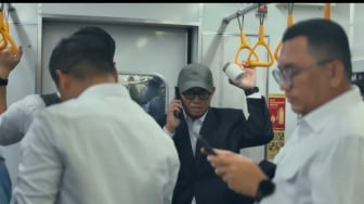 LHKPN Bongkar Kekayaannya Rp27 Miliar, Tapi Wamen Haji Dahnil Anzar Tetap Santai Kerja Naik KRL