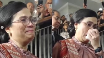 Sri Mulyani Nangis saat Perpisahan, Dinyanyikan Lagu 'Bahasa Kalbu' dan Diberi Bunga Mawar Putih