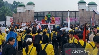 Sopir Ojol Berapi-api Orasi saat Demo Massa Mahasiswa di DPR: Ingat, Semua Kawal Tuntutan Rakyat!