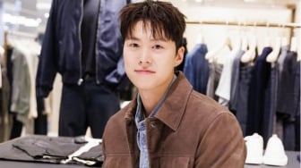 Simpel dan Keren! 4 Inspirasi Outfit Chic ala Gong Myung Buat Look Harian