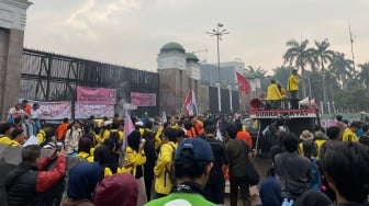 Mahasiswa Masih Demo di Depan Gedung DPR: Tuntaskan Tuntutan 17+8 hingga Adili Jokowi Menggema!
