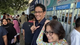 4 Potret Sederhana Menkeu Purbaya dan Istri: Naik Bajaj hingga Kulineran Pinggir Jalan