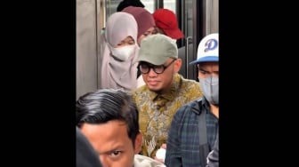 Tak Pakai Mobil Dinas, Wamen Haji Dahnil Anzar Pilih Desak-deskan di KRL Usai Dilantik Prabowo
