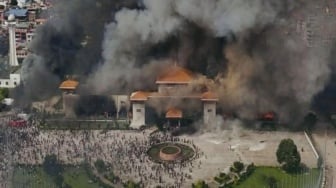 Terinspirasi Indonesia, Ribuan Pemuda Nepal Demonstrasi dan Bakar Gedung DPR
