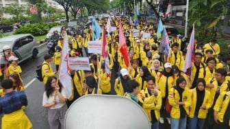 FMN Aksi Anti Fasis di DPR, Tuntut Bebaskan 3.195 Demonstran Korban 'Razia Agustus'