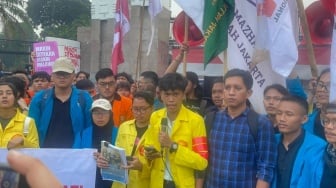 Tolak Janji Seremonial, Mahasiswa di DPR Desak Tuntutan 17+8 Dipenuhi Substantif