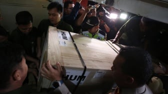 Petugas menurunkan peti jenazah almarhum Zetro Leonardo Purba setibanya dari Lima, Peru, di kargo jenazah Bandara Soekarno Hatta, Tangerang, Banten, Selasa (9/9/2025). [ANTARA FOTO/Muhammad Iqbal/rwa]