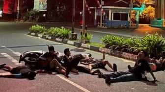 Viral! Tren Foto Tengah Malam di Jalan Raya