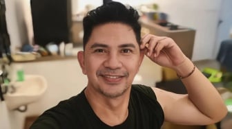 Beda Agama Tak Halangi Kasih Sayang, Ronnie Sianturi Bangga Lihat Anak Rajin Salat