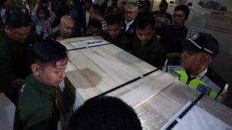 Petugas menurunkan peti jenazah almarhum Zetro Leonardo Purba setibanya dari Lima, Peru, di kargo jenazah Bandara Soekarno Hatta, Tangerang, Banten, Selasa (9/9/2025). [ANTARA FOTO/Muhammad Iqbal/rwa]