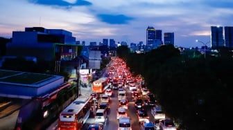 Kemacetan panjang terjadi di ruas Jalan TB Simatupang, Cilandak, Jakarta, Rabu (10/9/2025). [Suara.com/Alfian Winanto]