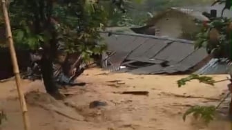 Lampung Barat Banjir Bandang: Rumah Hanyut, Warga Terjebak