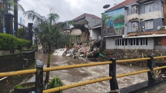 Tragedi Ruko Roboh Terekam Kamera: Panggilan Telepon Terputus Jadi Firasat, 3 Orang Hanyut