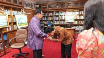 Gibran Cium Tangan SBY, Kode Damai dengan Keluarga Cikeas dan AHY?