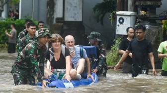 Petugas mengevakuasi wisatawan mancanegara yang terjebak banjir di kawasan Kuta, Badung, Bali, Rabu (10/9/2025). [ANTARA FOTO/Fikri Yusuf/nym]