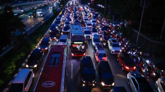 Kemacetan panjang terjadi di ruas Jalan TB Simatupang, Cilandak, Jakarta, Rabu (10/9/2025). [Suara.com/Alfian Winanto]
