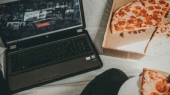 Makan Sambil Nonton Jadi Gaya Hidup Baru Gen Z