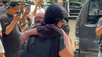 Tangis Ibu Delpedro Pecah di Rutan Polda Metro: Anak Saya Bukan Penjahat, Bukan Koruptor!