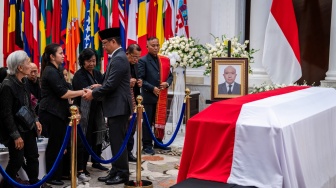 Menteri Luar Negeri Indonesia Sugiono (ketiga kanan) menyalami pihak keluarga saat penghormatan terakhir almarhum Staf Kedutaan Besar Republik Indonesia (KBRI) Lima, Republik Peru, Zetro Leonardo Purba di Gedung Pancasila, Kementerian Luar Negeri, Jakarta, Kamis (11/9/2025). [ANTARA FOTO/Bayu Pratama S/foc]