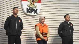 Ketua Kadin Kalimantan Timur Dayang Donna Walfiaries Tania (tengah) dihadirkan dalam konferensi pers penahanan tersangka di Gedung Merah Putih KPK, Jakarta, Rabu (10/9/2025). [ANTARA FOTO/Indrianto Eko Suwarso/nz]
