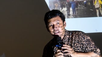 Koordinator Kontras Dimas Bagus Arya menyampaikan laporan investigasi tentang temuan awal kasus kematian Affan Kurniawan oleh Gugus Tugas Pencari Fakta Tim Advokasi untuk Demokrasi (TAUD) di Jakarta, Rabu (10/9/2025).[ANTARA FOTO/Hafidz Mubarak A/nz]