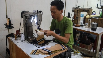 Pekerja menyelesaikan pembuatan sepatu Flavio Boston di Cakung, Jakarta, Kamis (11/9/2025). [Suara.com/Alfian Winanto]
