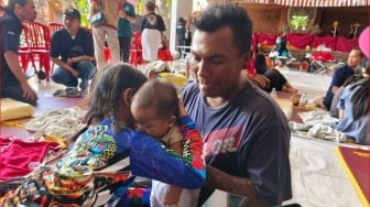 Perjuangan Selamatkan Keluarga Saat Banjir, Gelantungan Hingga Sembunyikan Anak di Plafon