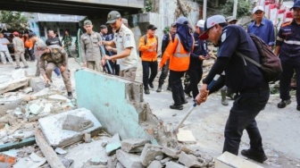 15 Bangunan Liar di Jalur Kereta Rangkasbitung Dibongkar
