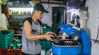 Pekerja menyelesaikan pembuatan sepatu Flavio Boston di Cakung, Jakarta, Kamis (11/9/2025). [Suara.com/Alfian Winanto]