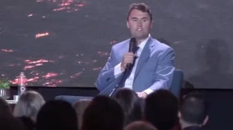 Siapa Charlie Kirk: Loyalis Donald Trump yang Tewas Ditembak saat Acara Kampus