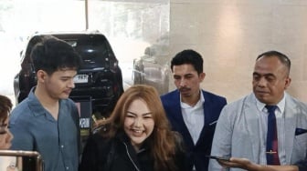 Penuhi Panggilan Bareskrim, Lisa Mariana Semringah Didampingi Pacar
