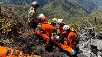 Tim SAR gabungan mengevakuasi korban kecelakaan Helikopter Intan Angkasa PK-IWS di Distrik Jila, Kabupaten Mimika, Papua Tengah, Kamis (11/9/2025). [ANTARA FOTO/HO/SAR Timika/sgd/bar]
