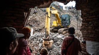 Petugas menggunakan alat berat memindahkan material longsor di Karanganyar Gunung, Candisari, Semarang, Jawa Tengah, Kamis (11/9/2025). [ANTARA FOTO/Aprillio Akbar/foc]