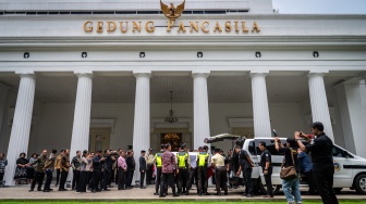 Pegawai Kementerian Luar Negeri melepas jenazah Zetro Leonardo Purba saat penghormatan terakhir almarhum Staf Kedutaan Besar Republik Indonesia (KBRI) Lima, Republik Peru, Zetro Leonardo Purba di Gedung Pancasila, Kementerian Luar Negeri, Jakarta, Kamis (11/9/2025). [ANTARA FOTO/Bayu Pratama S/foc]