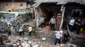 Sejumlah petugas gabungan berada di area lokasi tanggul longsor di Karanganyar Gunung, Candisari, Semarang, Jawa Tengah, Kamis (11/9/2025). [ANTARA FOTO/Aprillio Akbar/foc]